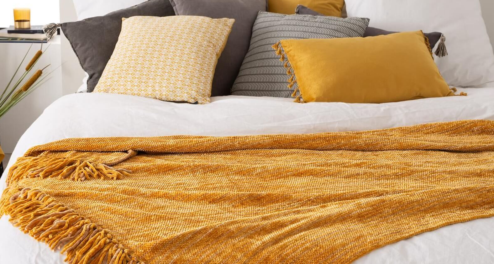 cama con decoración textil amarilla