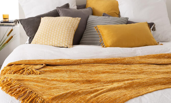 lit avec décoration textile jaune
