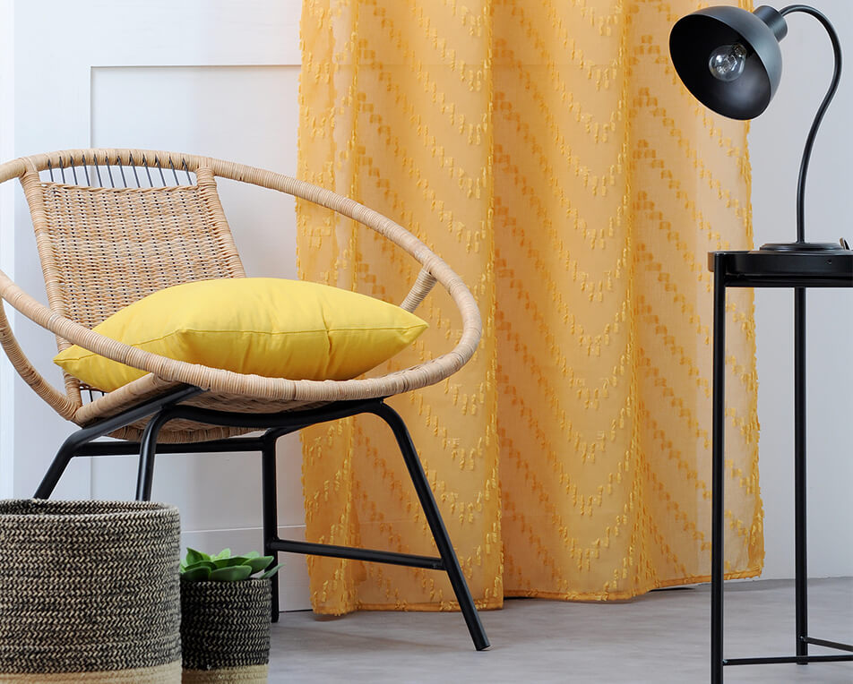 rideau et coussin jaune curry