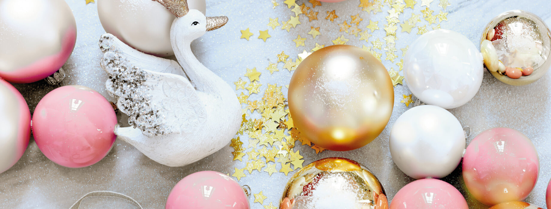 lboules de Noël rose et dorée et décoration de Noël cygne blanc