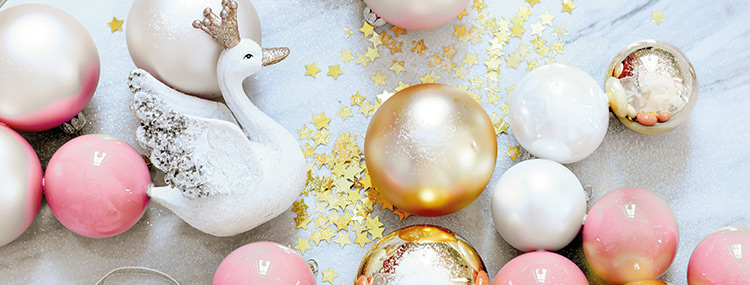 lboules de Noël rose et dorée et décoration de Noël cygne blanc
