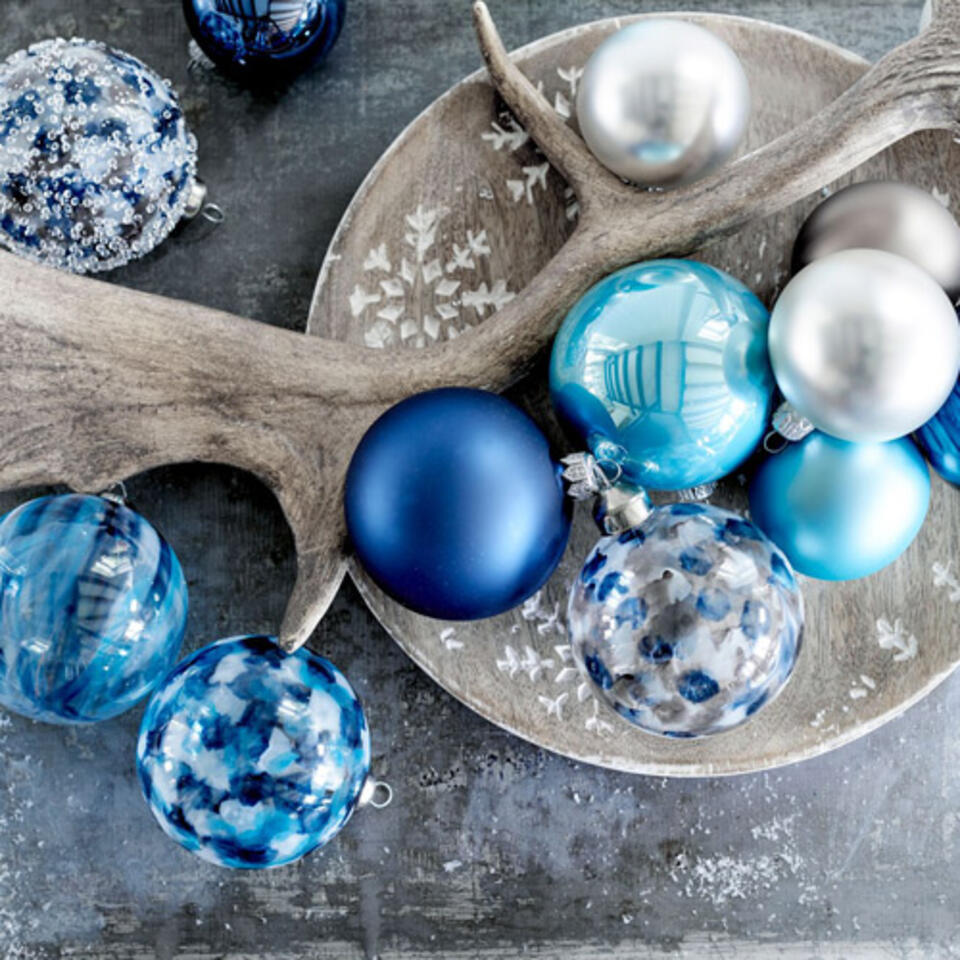 Blaue Weihnachtskugeln für Weihnachten im Scandi Stil