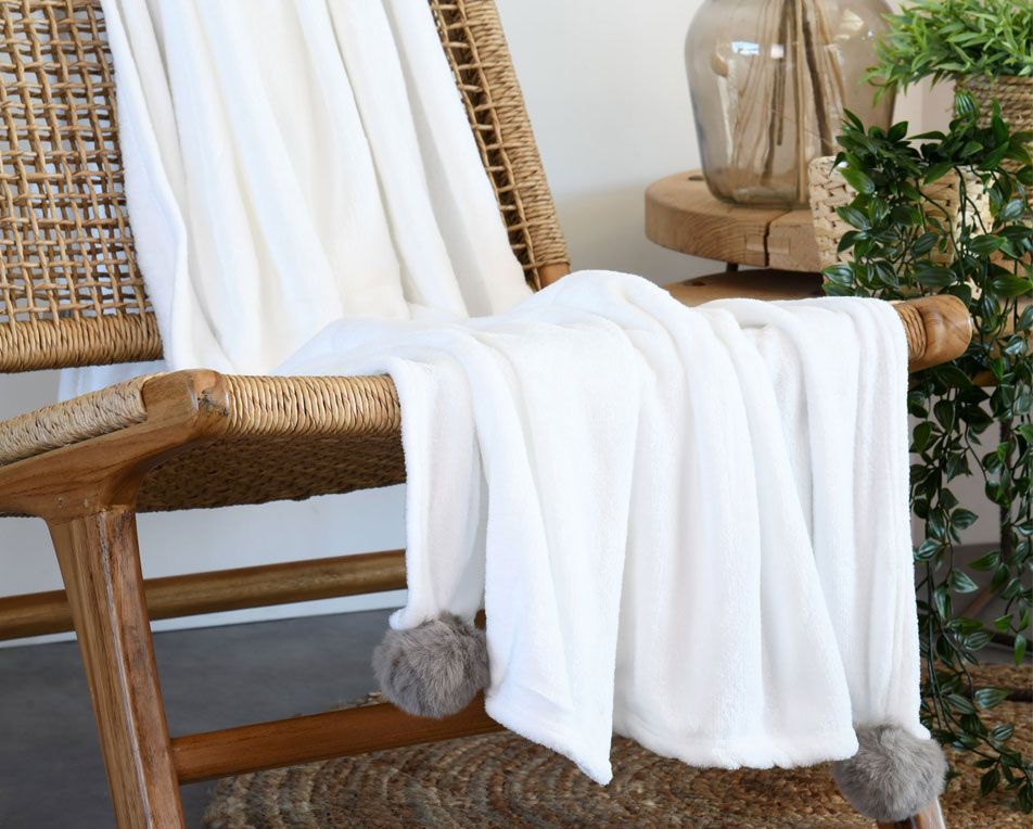 cuscini e plaid ecopelliccia sulla poltrona