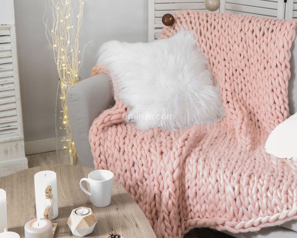 plaid rosa e cuscino ecopelliccia