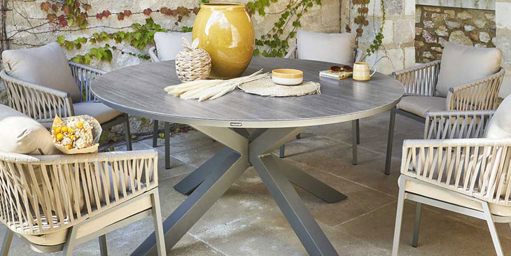 Gartentisch aus Keramik