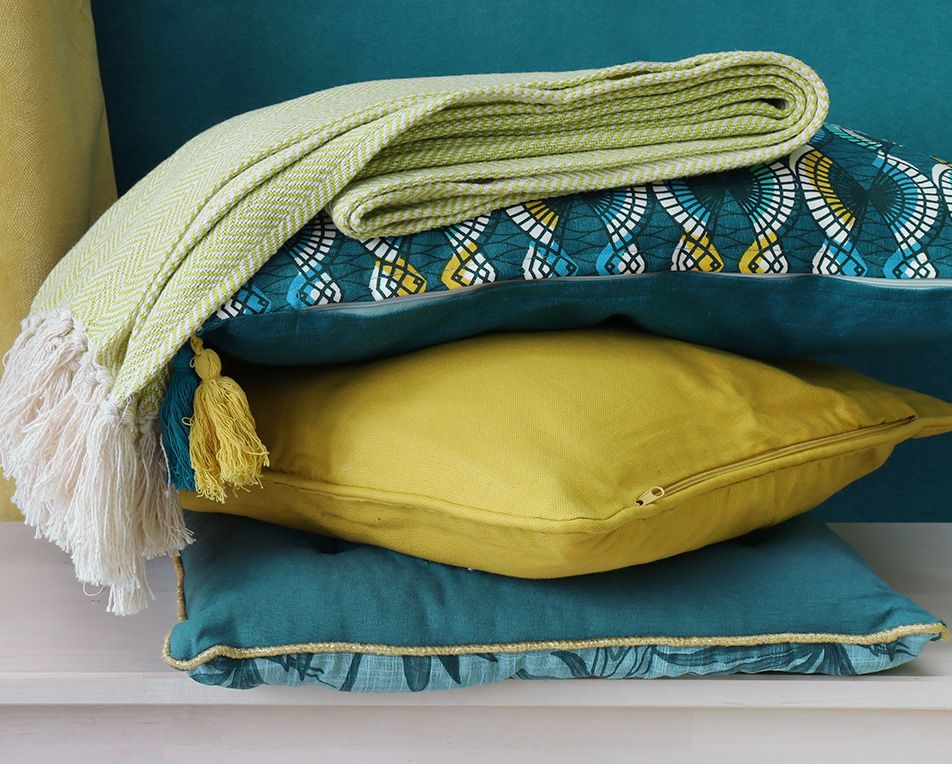cuscino blu turchese e giallo
