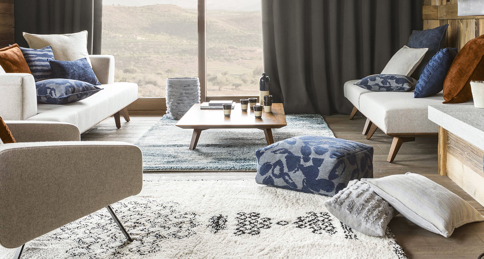 Modernes Wohnzimmer mit schwarz-weiem Berber-Teppich