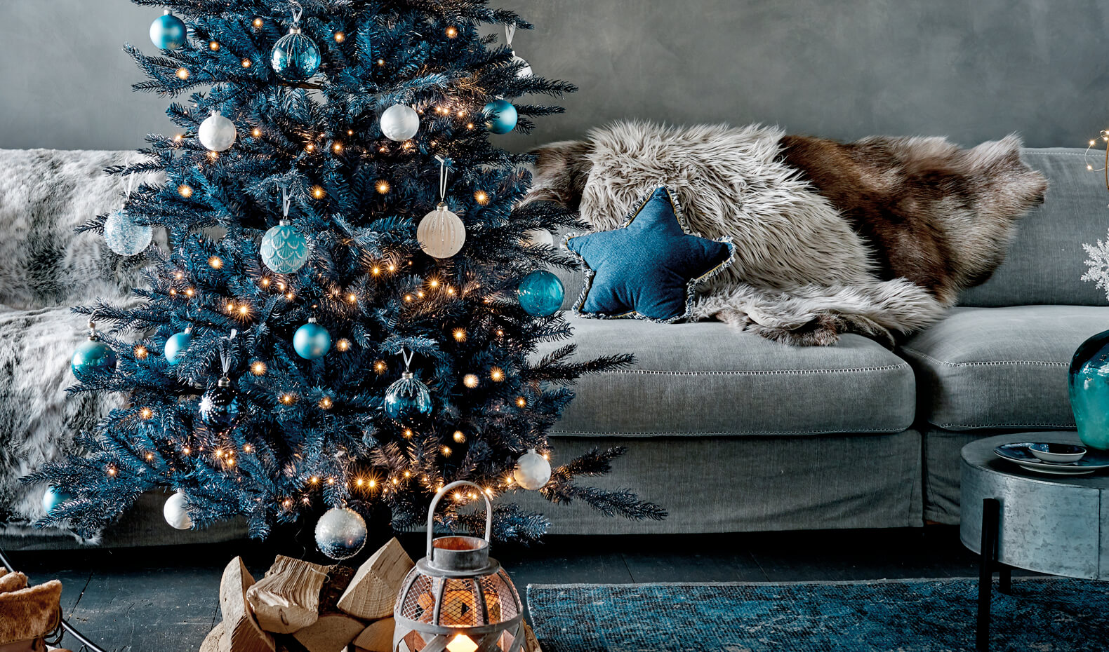 Wohnzimmer mit Weihnachtsbaum im Stil winterlich blau-wei