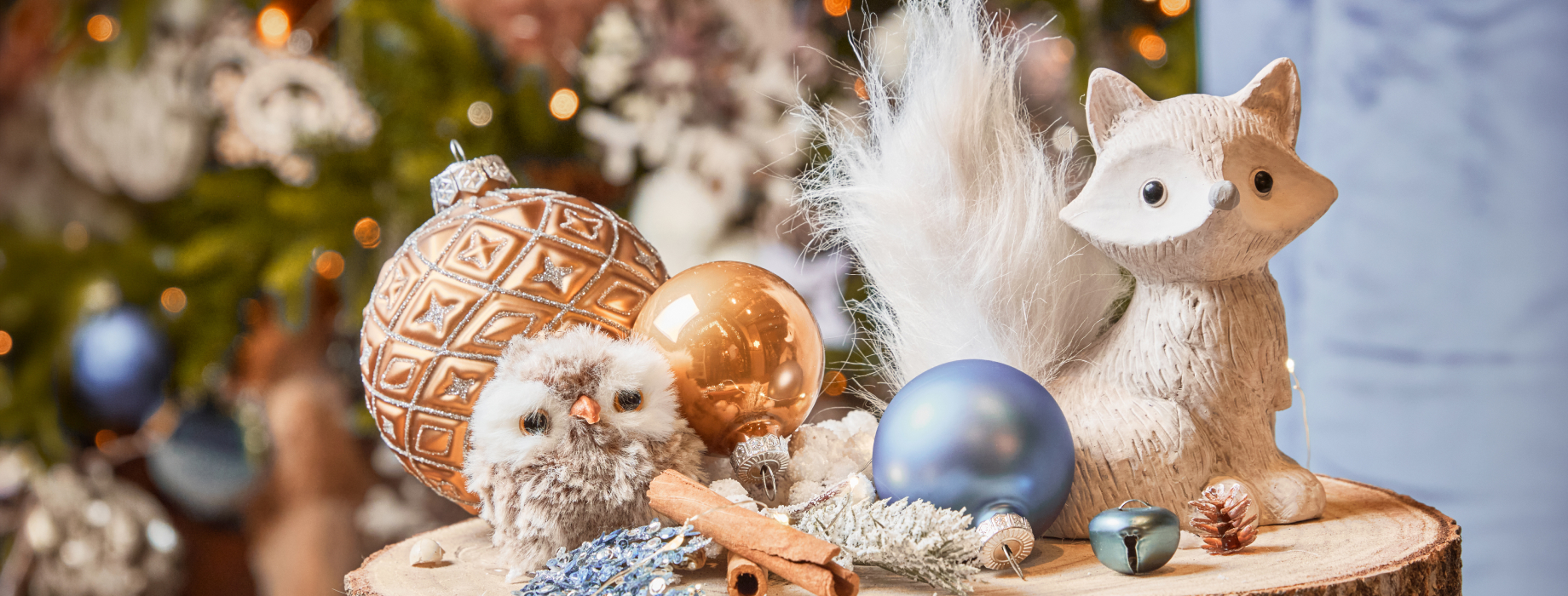 Figur eines wei�en Fuchses mit blauen und kupferfarbenen Weihnachtskugeln