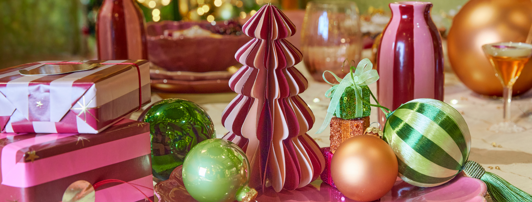 tanne aus rosa und burgunderrotem Papier mit gr�nen Kugeln