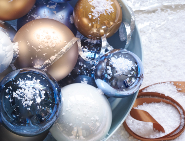 blaue, goldene und wei�e Weihnachtskugeln
