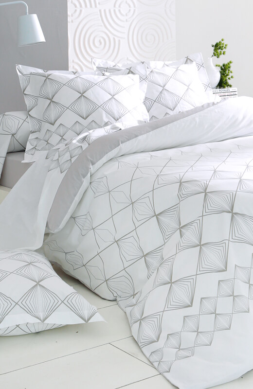 Weiß-graue Bettwäsche mit geometrischem Muster
