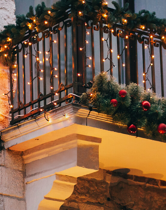 Balcone con addobbi natalizi