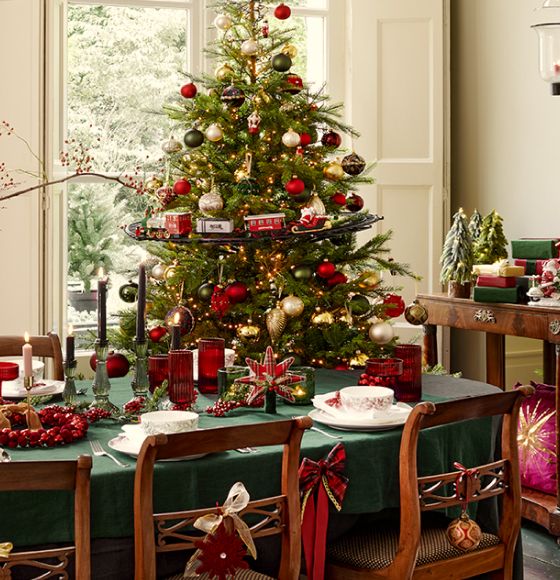 Sapin de Noël et table de Noël décorés en rouge et doré