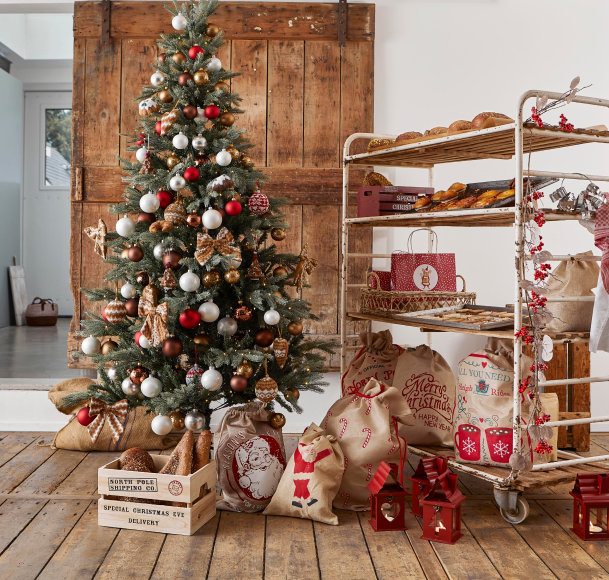 Kerstboom met rode en kinderlijke decoratie