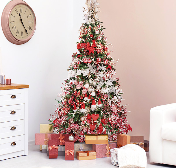 Weihnachtsbaum mit roter und kindlicher Deko