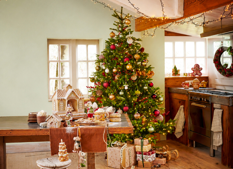 grand sapin de No�l d�cor� en rouge et or