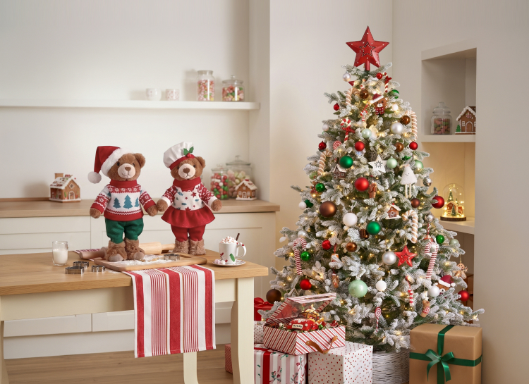 verschneiter Weihnachtsbaum, geschm�ckt in Rot, Gr�n und Wei�