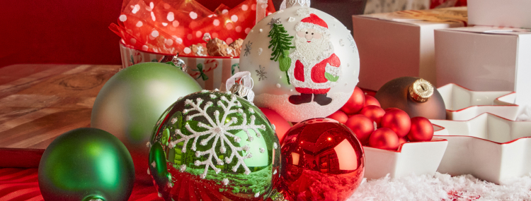 Assortimento di palline di Natale nei colori verde e rosso