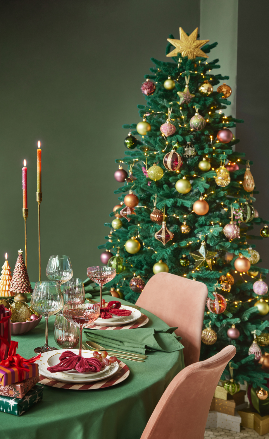 Gro�er Weihnachtsbaum, in Rosa und Gr�n geschm�ckt