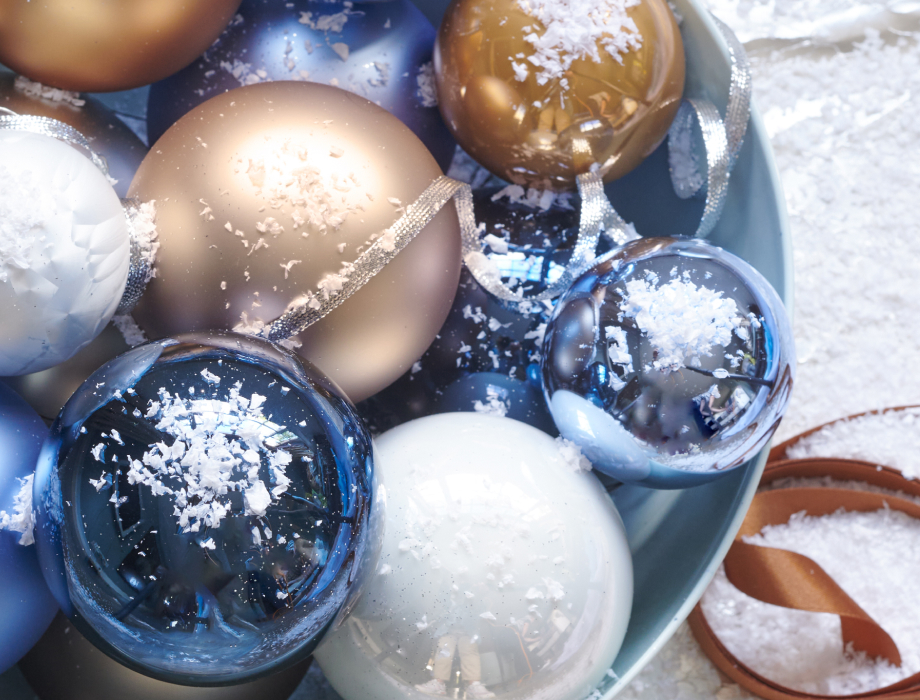 bl�, gyldne og hvide julekugler