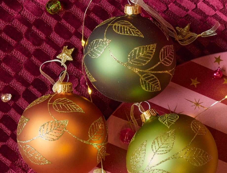 bolas de Navidad mates con motivos de hojas doradas