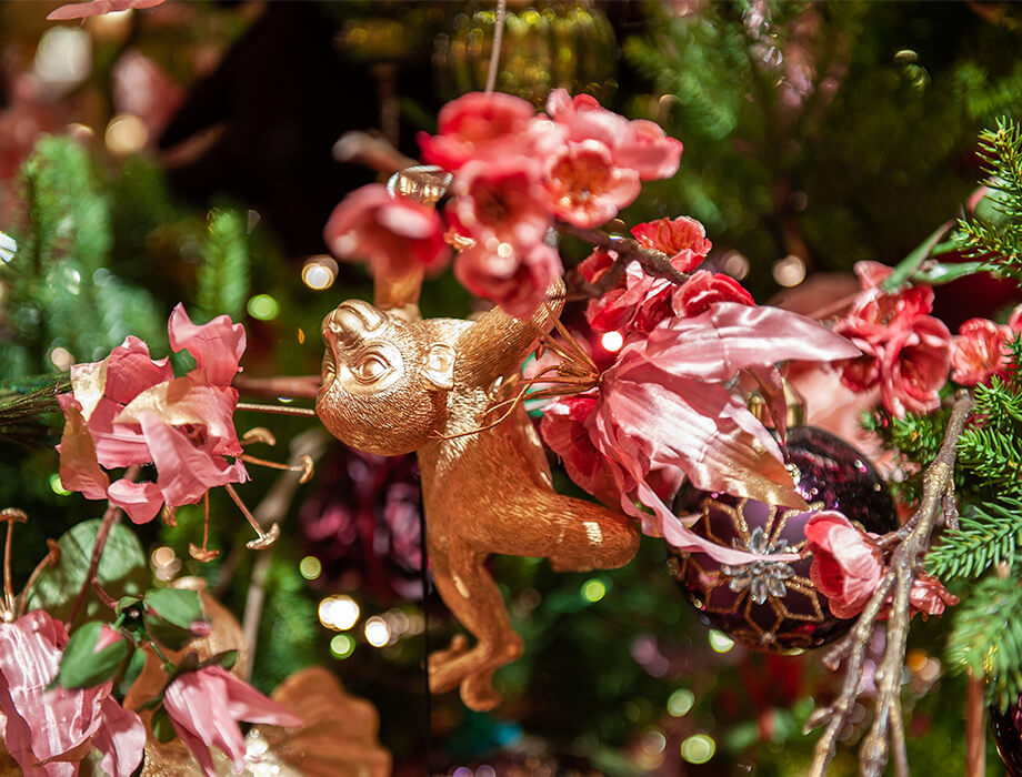 Kerstversiering gouden aap en bloemen