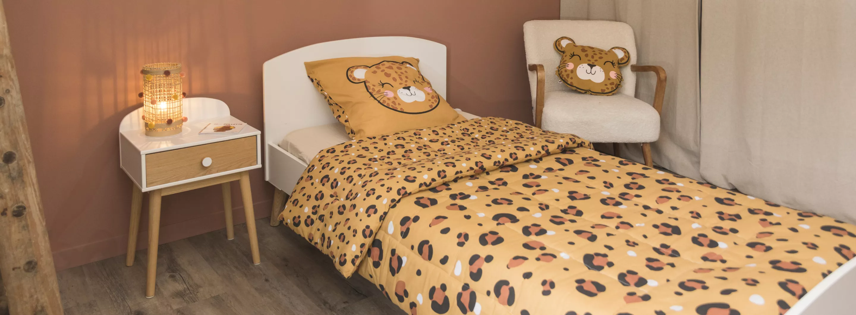 Mesa y sillas infantiles de madera con motivos de arcoíris