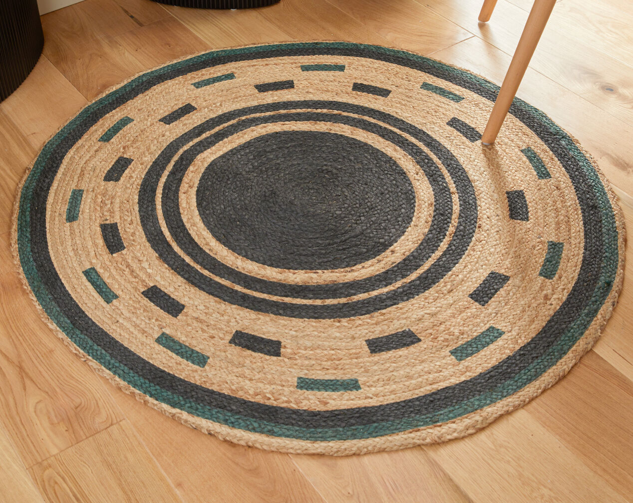Bodenmatratze aus  runder Teppich aus Jute, blau gemustert