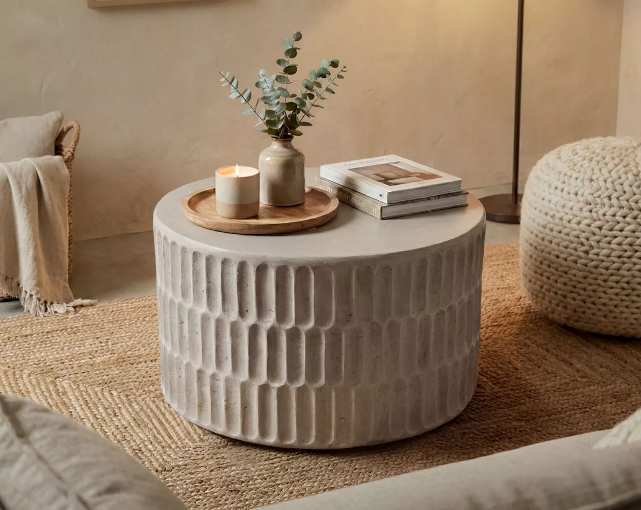 tavolino rotondo in pietra bianca