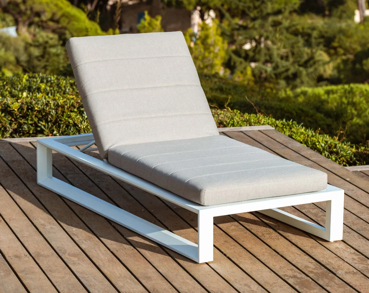 sdraio in alluminio bianco con cuscino grigio