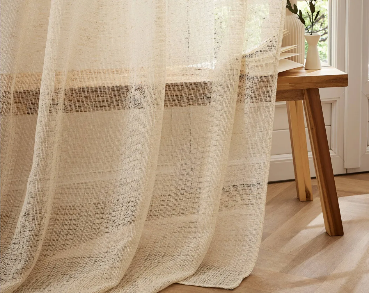 cortina vaporosa con efecto lino en color beige