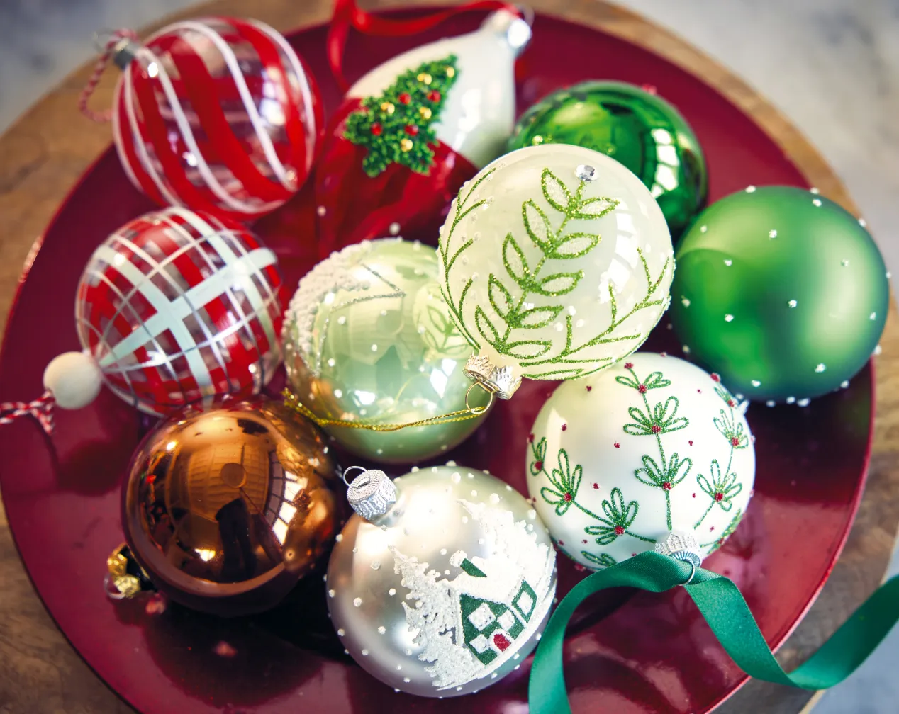 bolas de Navidad tradicionales multicolores