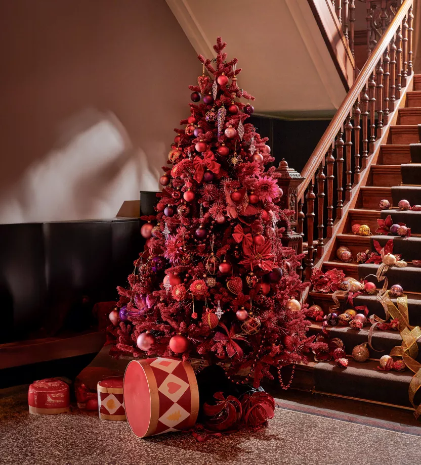 Weihnachtsbaum mit roter und vergoldeter Deko