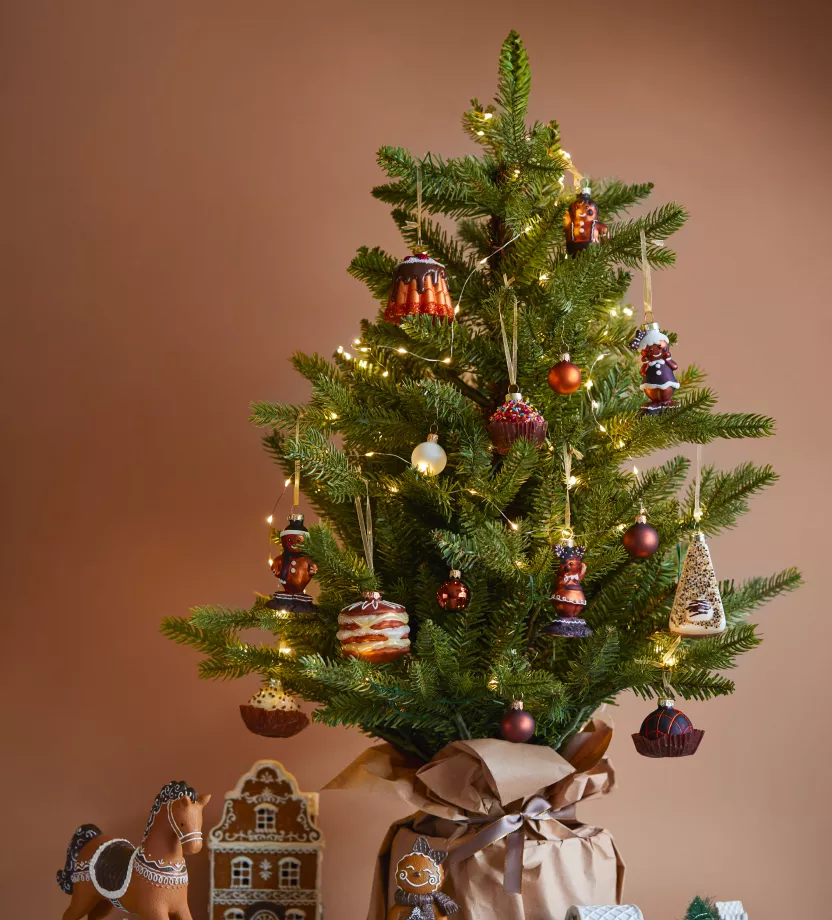 Sapin de Noël avec boules de Noël chocolat