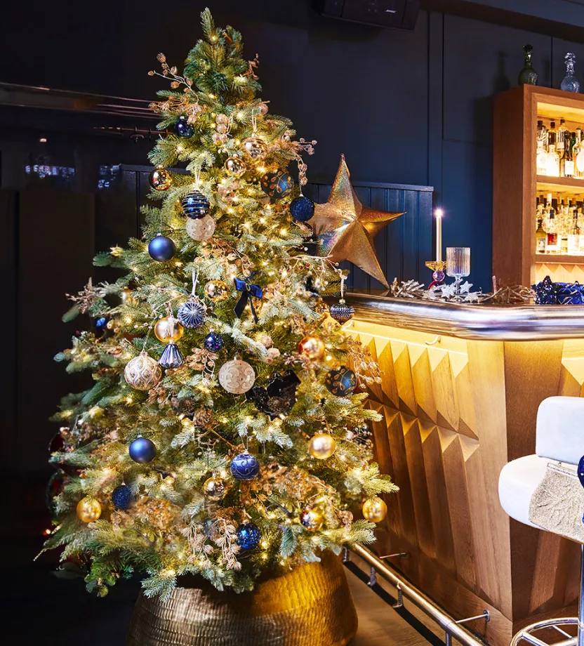 Weihnachtsbaum mit romantischer Deko