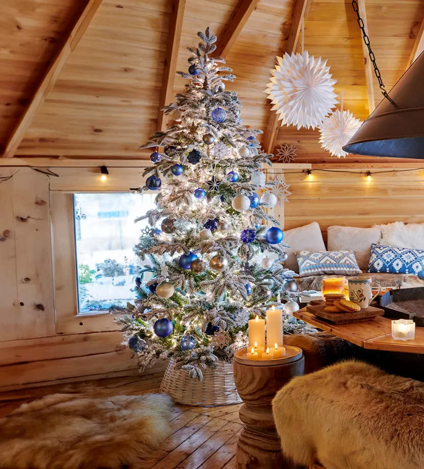 Weihnachtsbaum skandinavisch mit weißer Deko