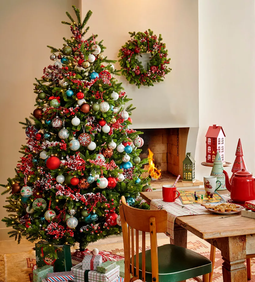 Sapin de Noël avec décorations rouge et blanche