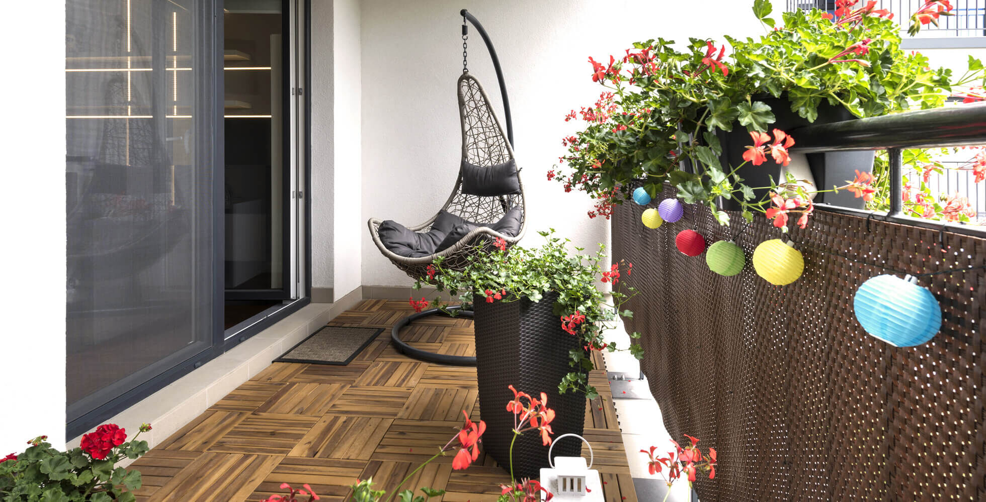 balcone decorato con una poltrona sospesa e ghirlande luminose