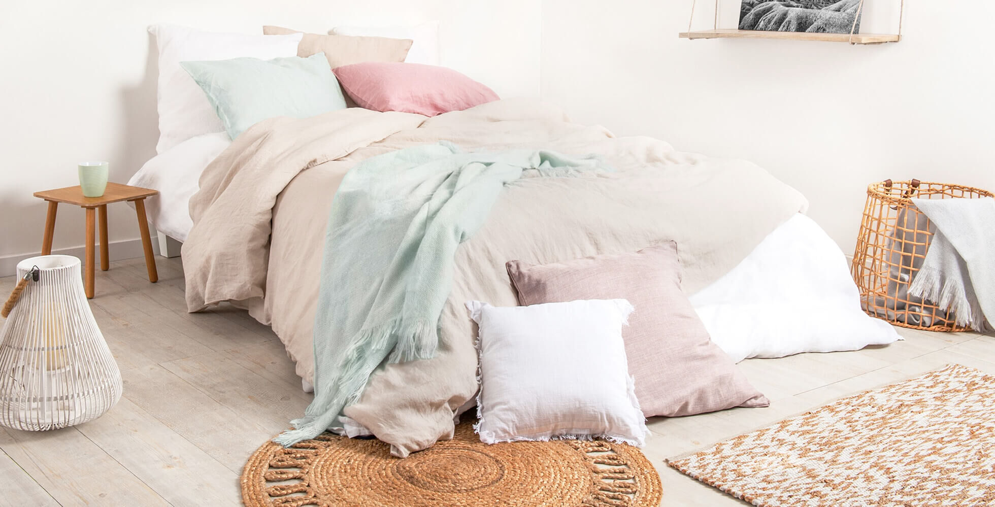 decorazione della camera con biancheria da letto di lino