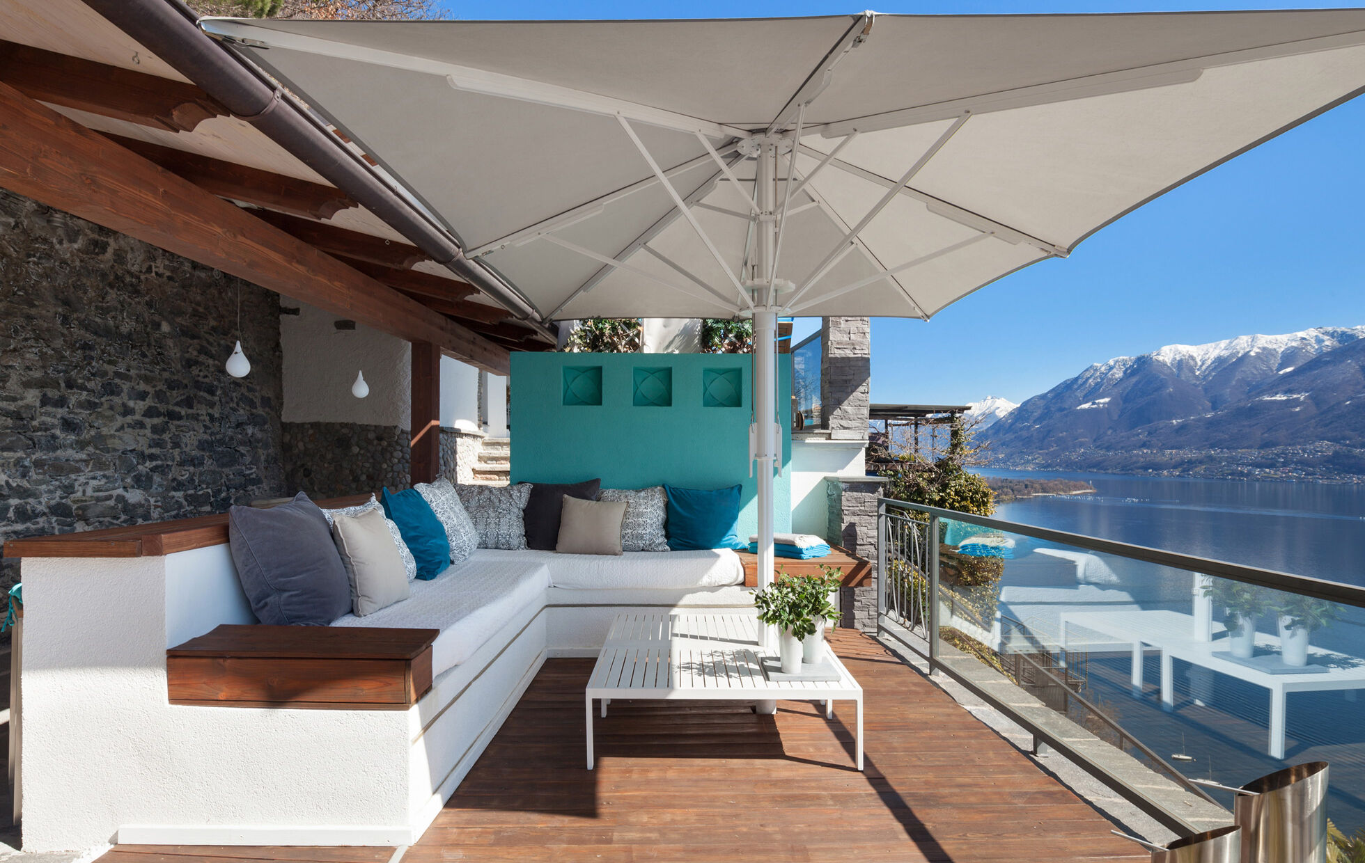 ombrellone decentrato rettangolare  sulla terrazza