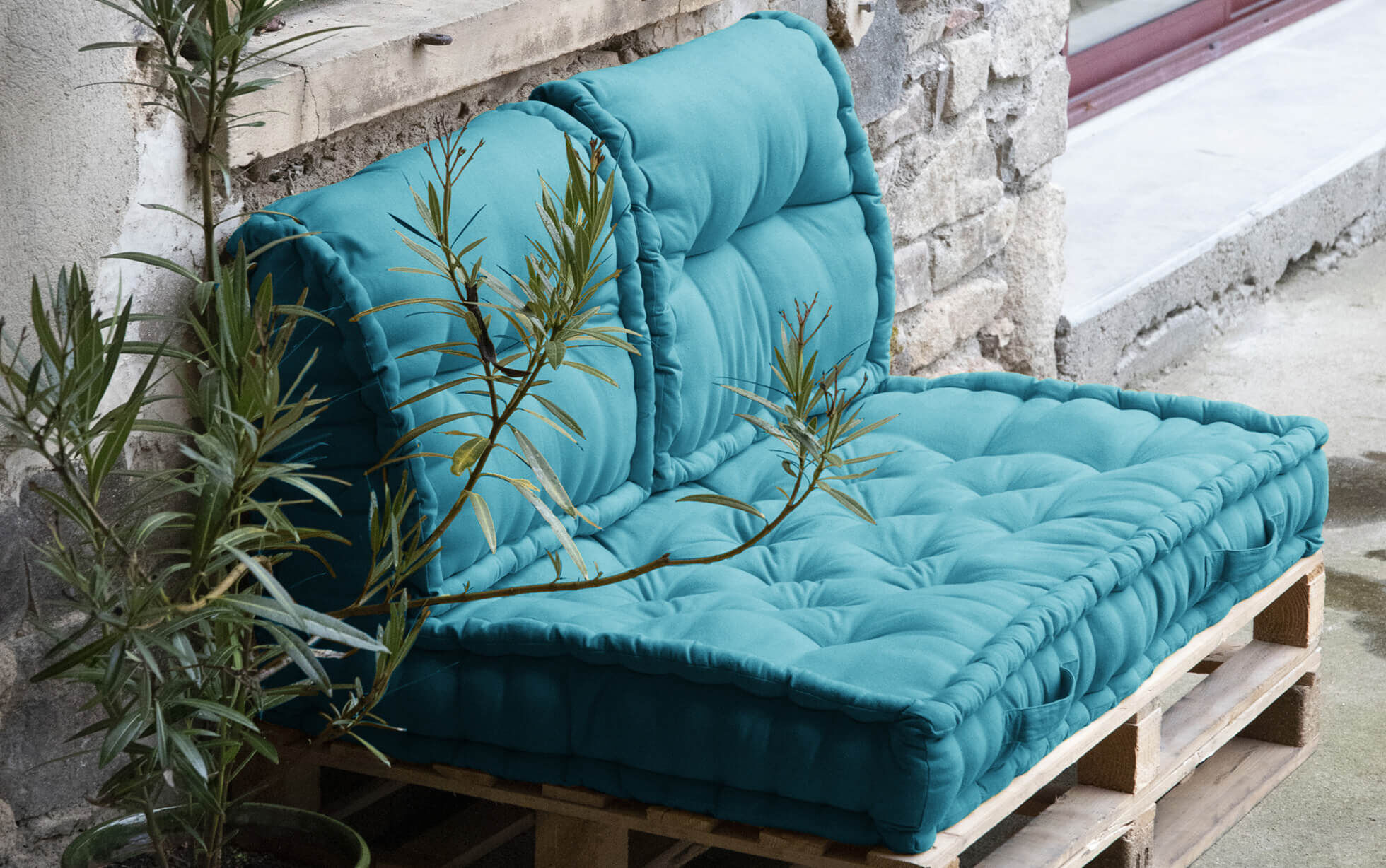 coussins bleus pour salon de jardin en palette