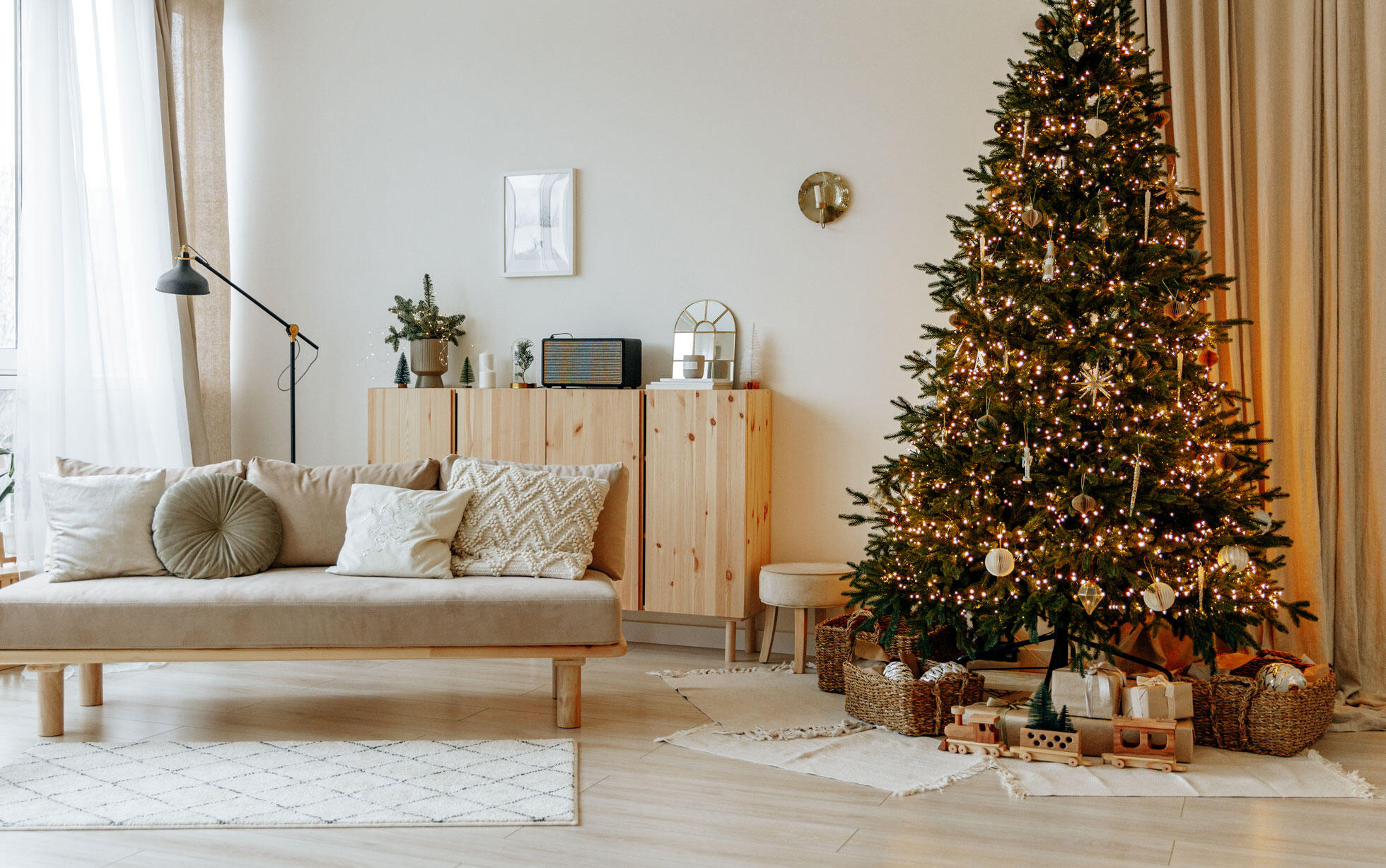 grande albero di Natale illuminato in un moderno salone