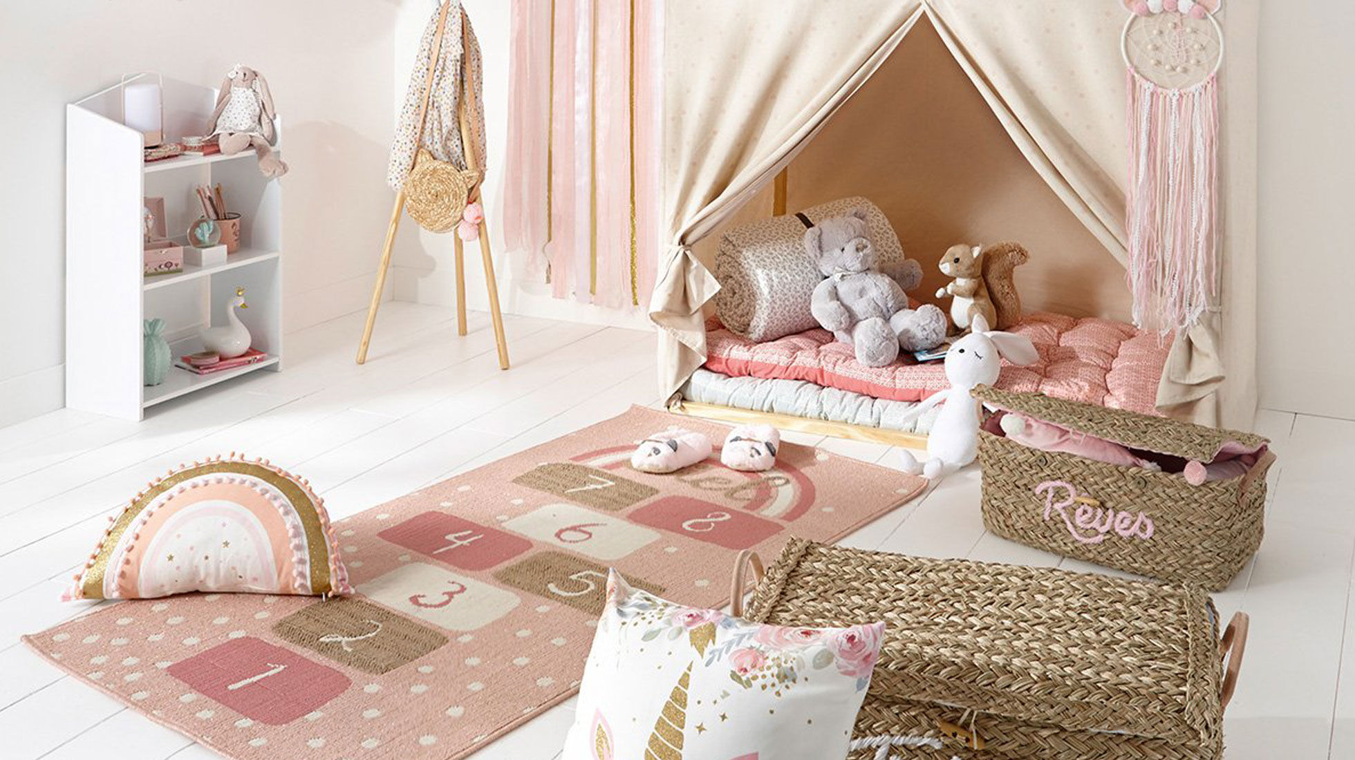 Tapis marelle rose dans une chambre enfant décorée