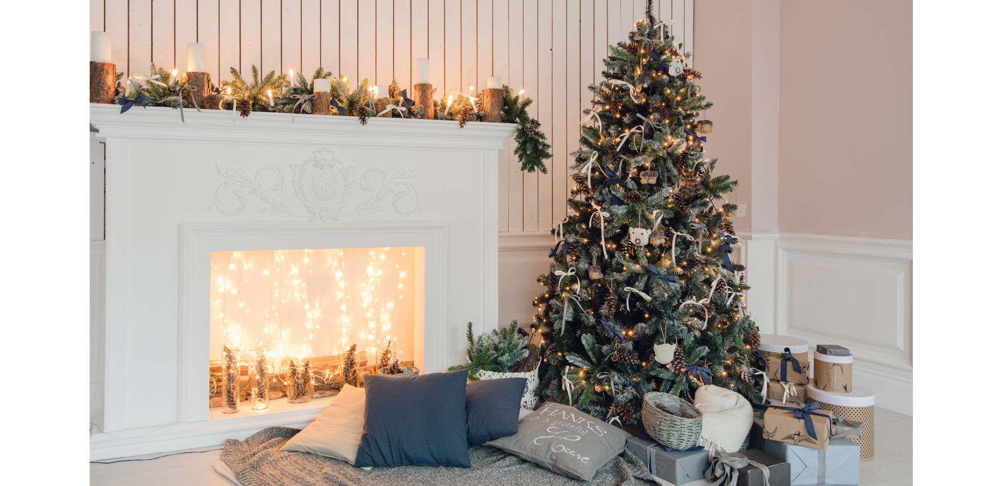 sapin de noel avec pied décoré