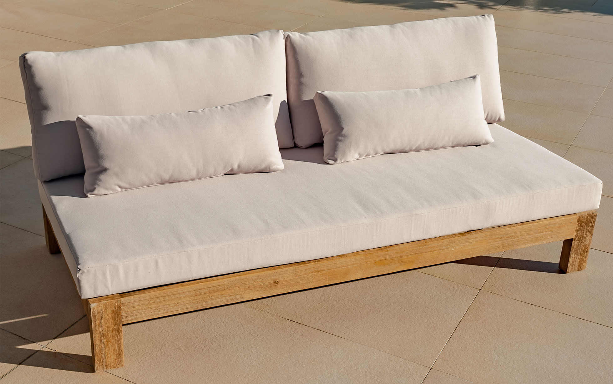 Gartensofa aus Akazienholz mit beigefarbenen Kissen