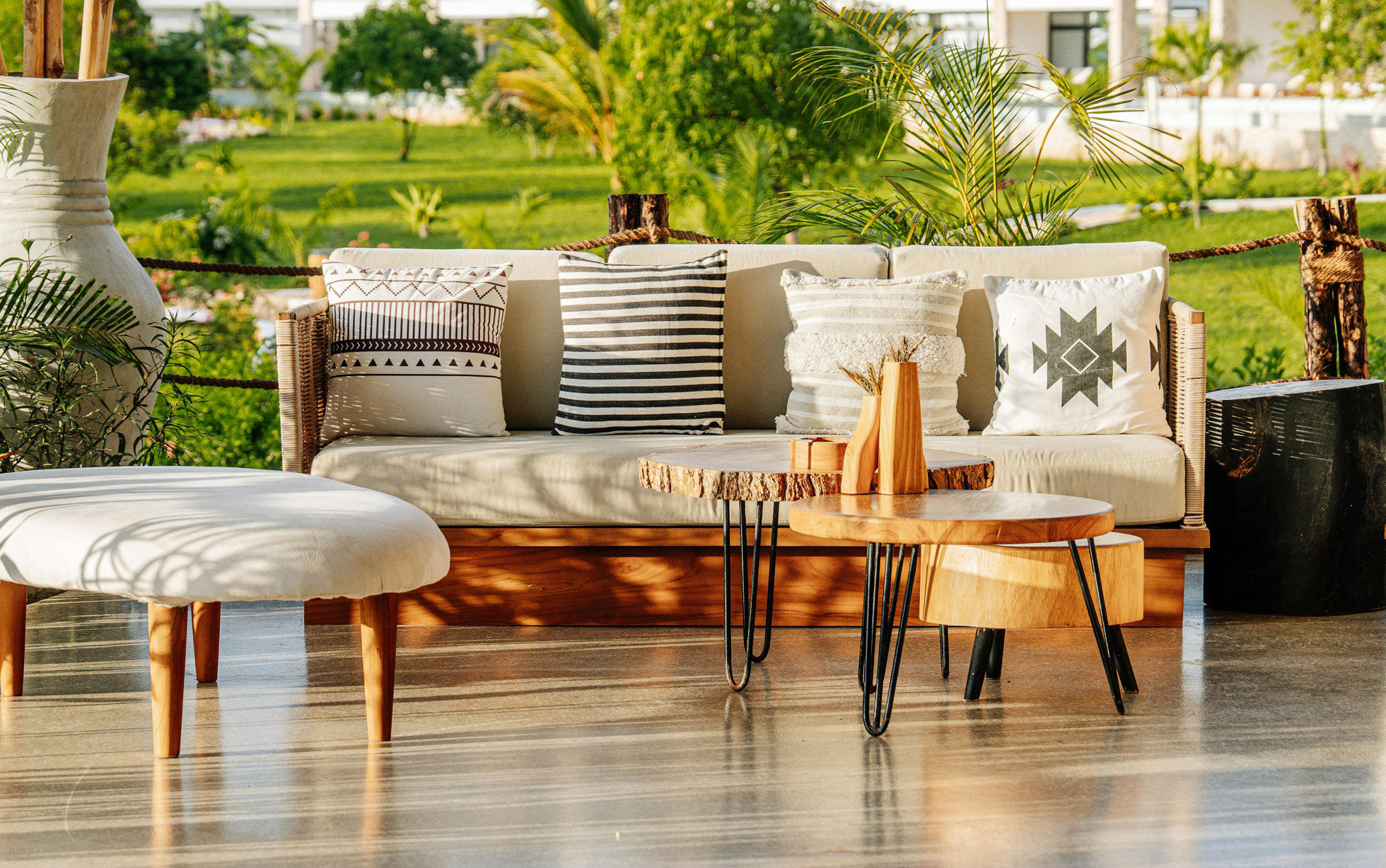 salon de jardin bohème en bois coussins motifs ethniques