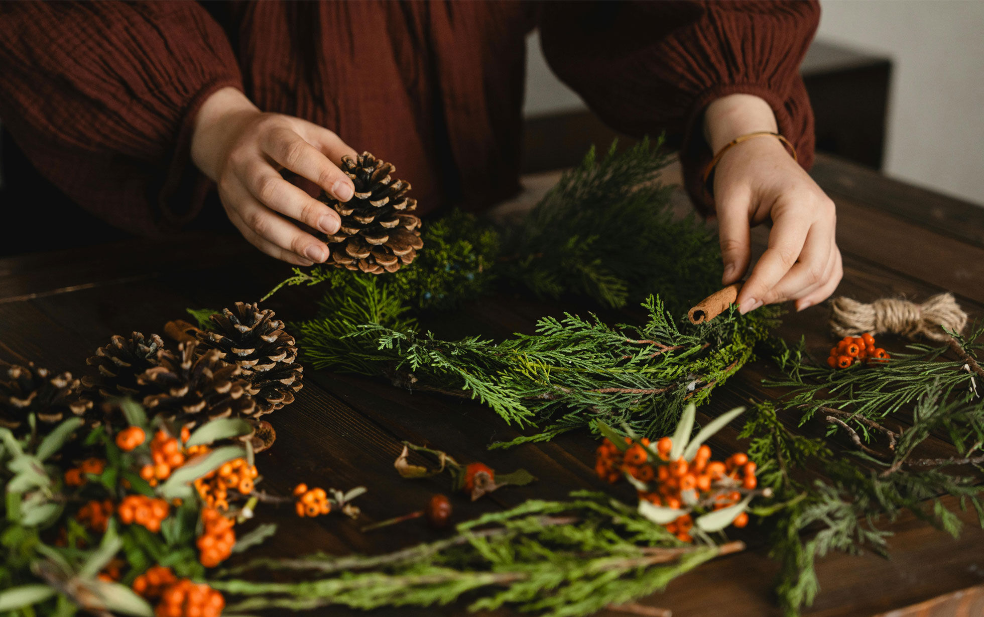 ghirlanda di abete naturale e pigne