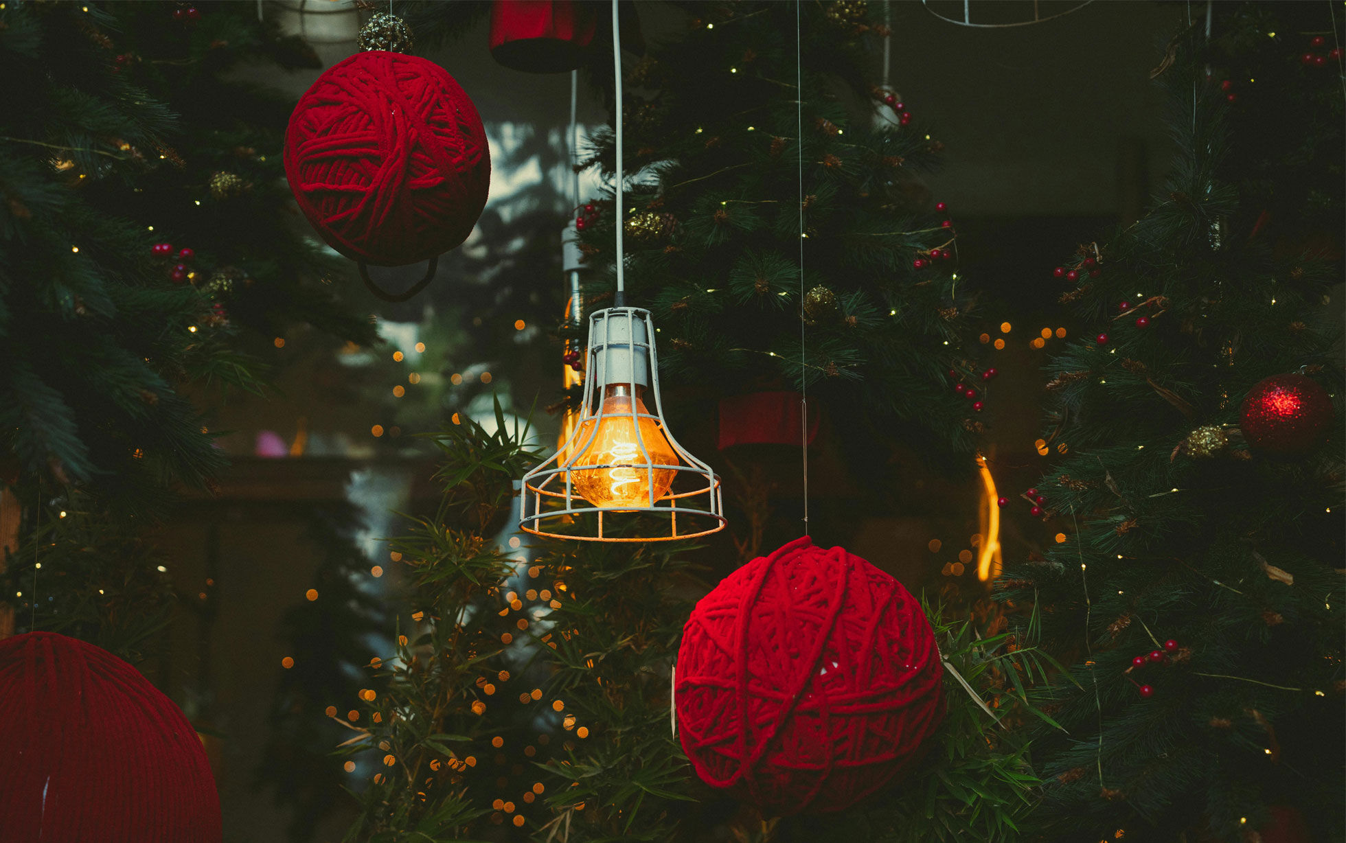 boules de noël en laine rouge