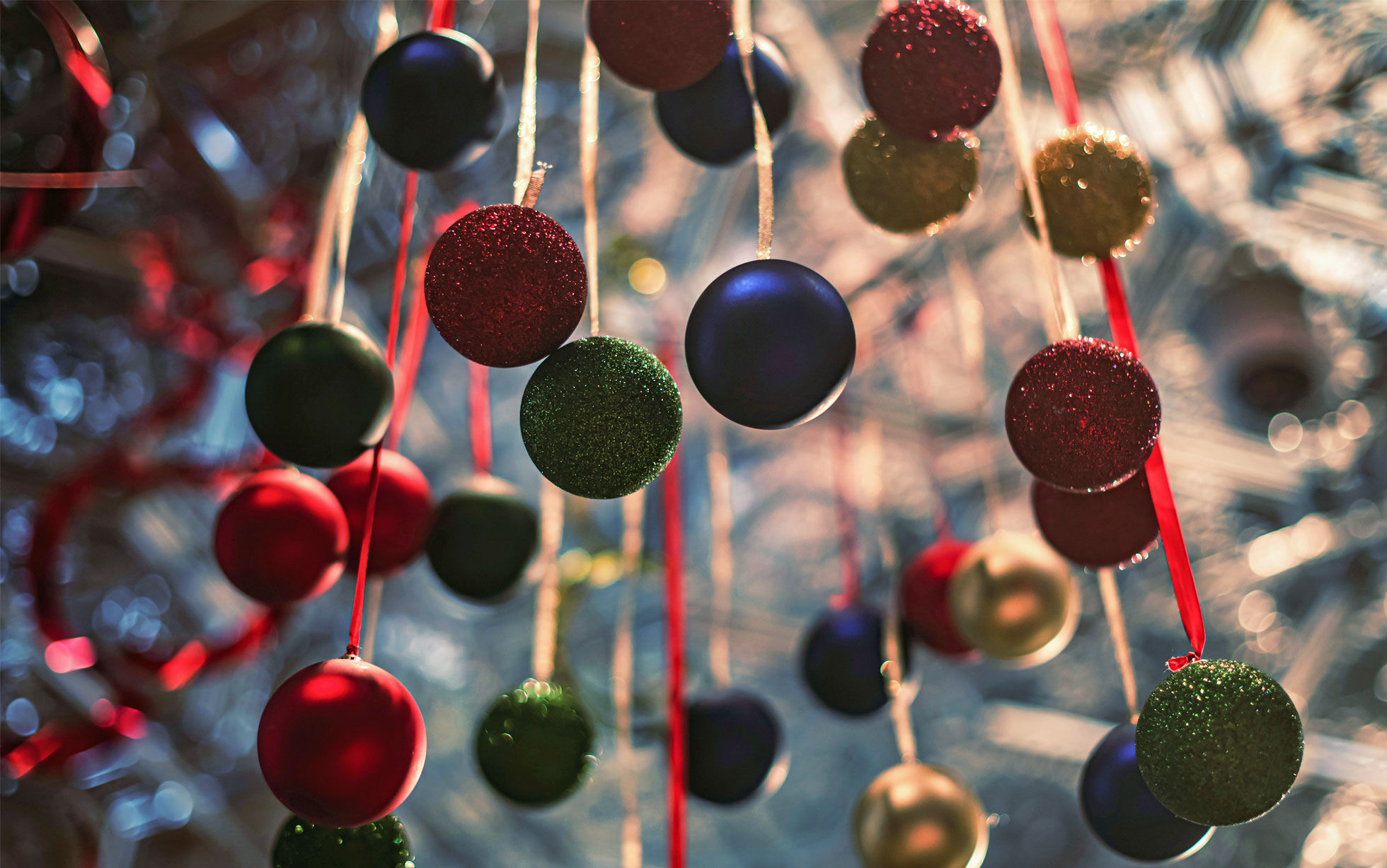 mehrfarbige Weinachtskugeln an der Decke aufgehängt